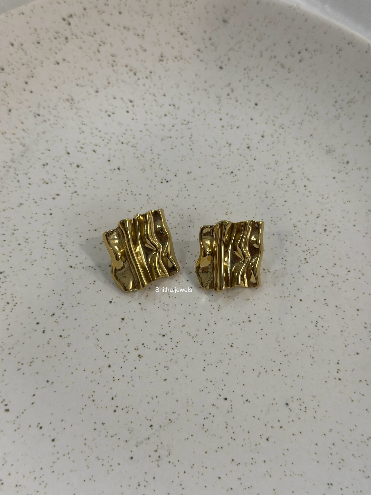 Gold Wavy Square Earrings