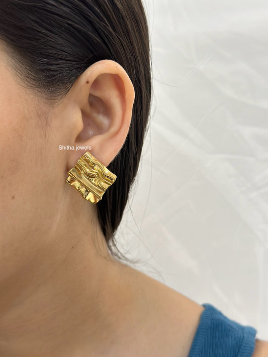 Gold Wavy Square Earrings